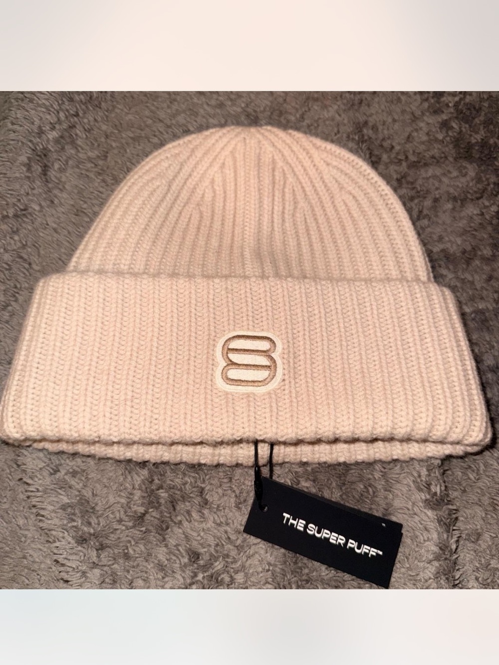 NWT Aritzia The Super Puff™ Cuffed Beanie in Matte Pearl - Picture 2 of 2